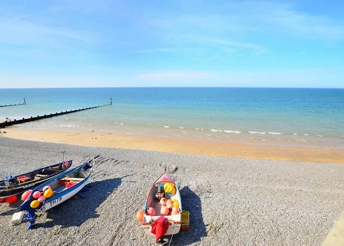 Stylish 2 Bed Apt, 2 Minute Walk From The Beach.
