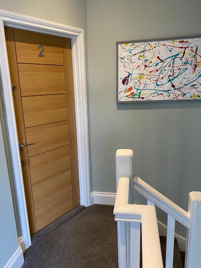 Stylish 2 Bed Apt, 2 Minute Walk From The Beach. *