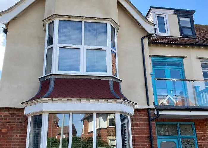 Stylish 2 Bed Apt, 2 Minute Walk From The Beach.