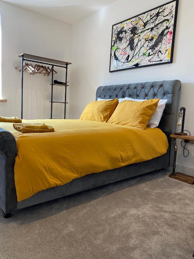 Stylish 2 Bed Apt, 2 Minute Walk From The Beach. Apartment *