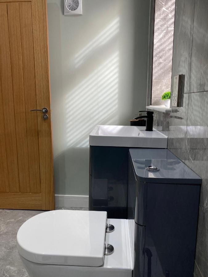 Stylish 2 Bed Apt, 2 Minute Walk From The Beach. *