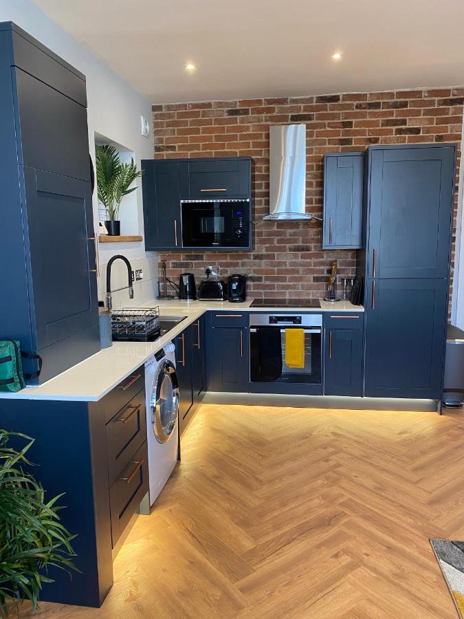 Stylish 2 Bed Apt, 2 Minute Walk From The Beach. Apartment