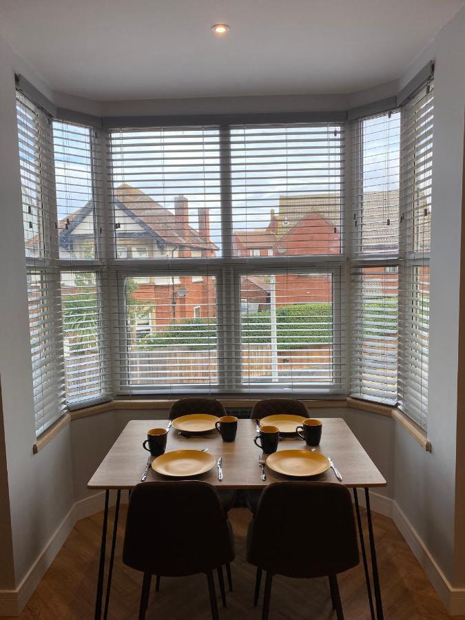 Stylish 2 Bed Apt, 2 Minute Walk From The Beach. Apartment