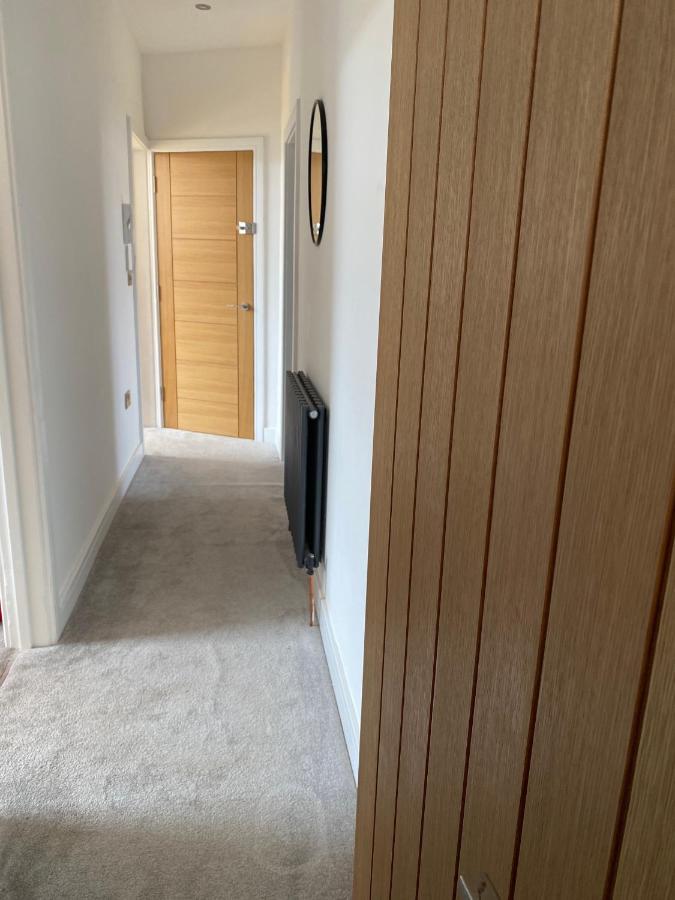 Stylish 2 Bed Apt, 2 Minute Walk From The Beach. *