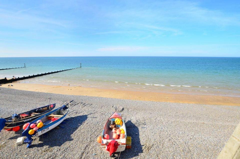 Stylish 2 Bed Apt, 2 Minute Walk From The Beach. Apartment *