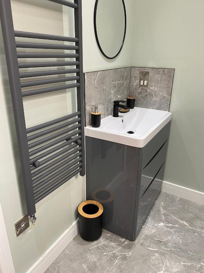 Apartment Stylish 2 Bed Apt, 2 Minute Walk From The Beach. *
