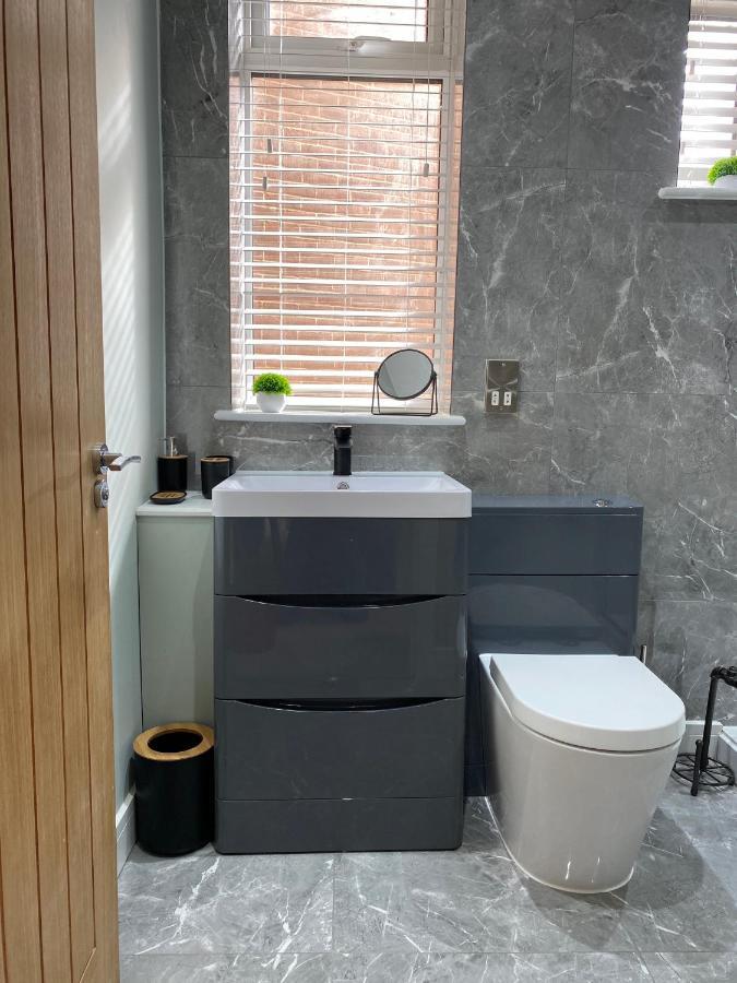 Stylish 2 Bed Apt, 2 Minute Walk From The Beach. Apartment *