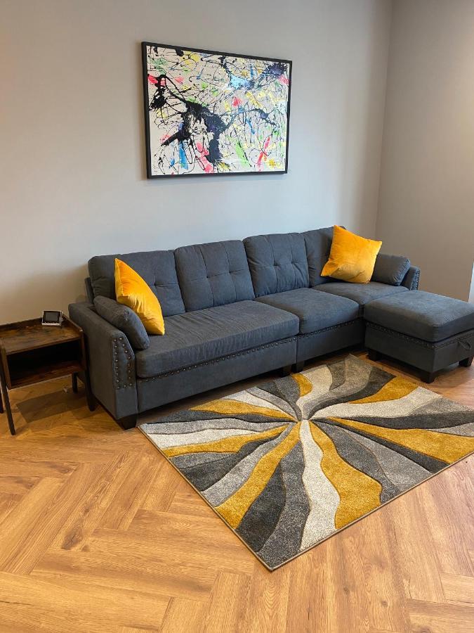Stylish 2 Bed Apt, 2 Minute Walk From The Beach. Apartment