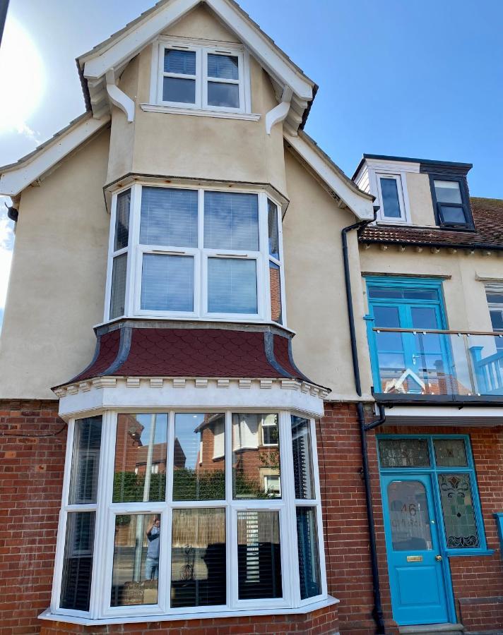 Stylish 2 Bed Apt, 2 Minute Walk From The Beach.